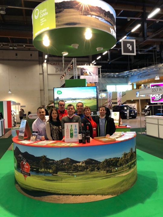 Representantes del Instituto de Turismo, complejos regionales y del operador finlandés Projenni Travel en el stand de la Región durante la feria 'Goexpo Golf' de Helsinki.