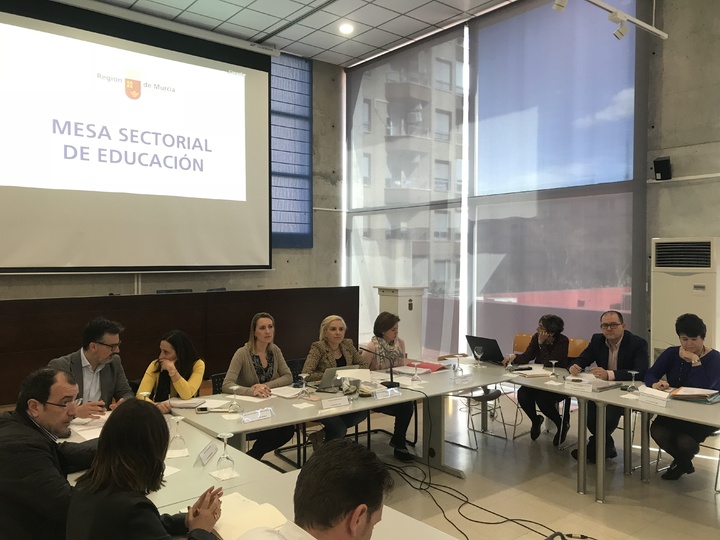 La consejera de Educaci&oacute;n, Juventud y Deportes, Adela Mart&iacute;nez-Cach&aacute;, presidi&oacute; la Mesa Sectorial de Educaci&oacute;n en la que se present&oacute; la convocatoria de oposiciones a secundaria