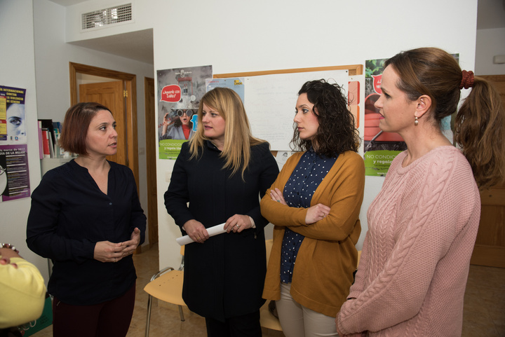 La directora general de Mujer e Igualdad de Oportunidades, Alicia Barquero, junto a la alcaldesa de Mazarrón, Alicia Jiménez, presentando el Servicio de atención psicológica de mujeres y menores víctimas de violencia de género (Sapmex)