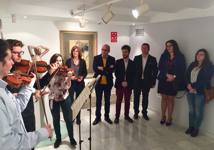 La directora general del ICA (Instituto de las Industrias Culturales y de las Artes), Marta López-Briones, junto al programador del festival, Jorge Losana, el presidente de la Mancomunidad de Sierra Espuña y alcalde de Mula, Juan Jesús Moreno, y representantes de los municipios de Sierra Espuña, durante la presentación del festival de música antigua 'ECOS'