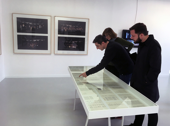 El artista Mira Bernabéu con Marta López-Briones y Sergio Porlán frente a una de las piezas de la serie 'Panorama [New Economy]' (2010-11)