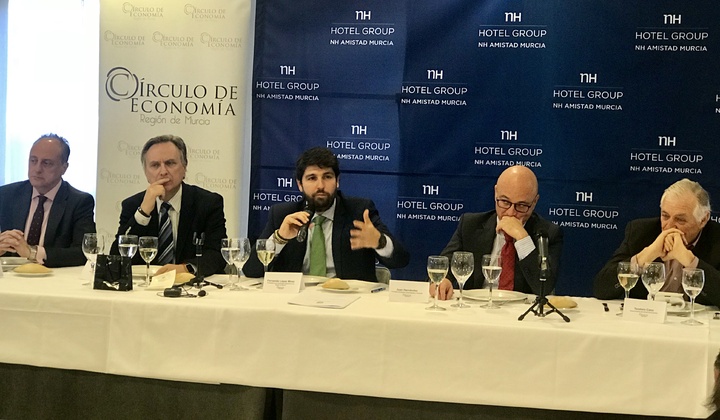 El jefe del Ejecutivo regional participó hoy en el almuerzo coloquio organizado por el Círculo de Economía de la Región de Murcia. (3)