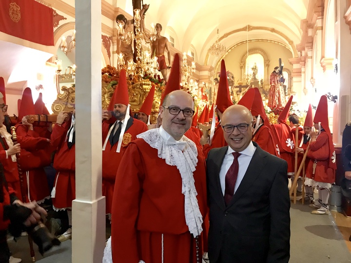 El consejero Andrés Carrillo participa en la procesión de la Cofradía del Cristo de la Caridad (1)