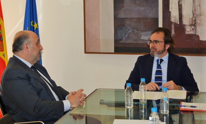 El consejero de Presidencia y Fomento, Pedro Rivera, y el decano del Colegio de Abogados de Murcia, Francisco Martínez-Escribano, durante la reunión