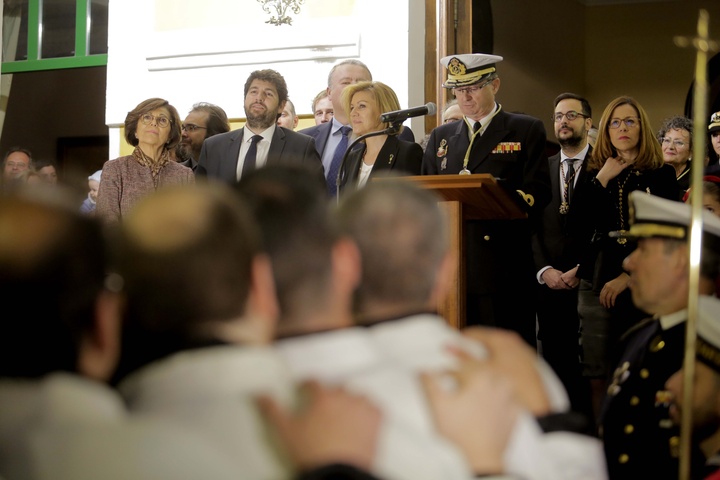 El presidente de la Comunidad, Fernando López Miras, junto a la ministra de Defensa, María Dolores de Cospedal, asiste a la salida en procesión de la imagen de San Pedro Apóstol en Cartagena (2)