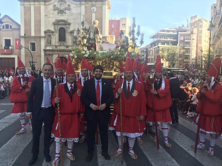 Fernando López Miras asiste a la procesión de 'Los Coloraos' en Murcia (1)
