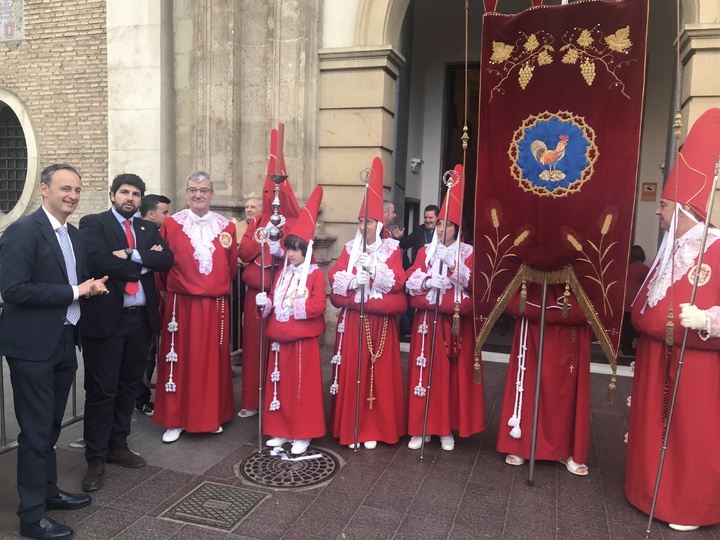 Fernando López Miras asiste a la procesión de 'Los Coloraos' en Murcia (2)