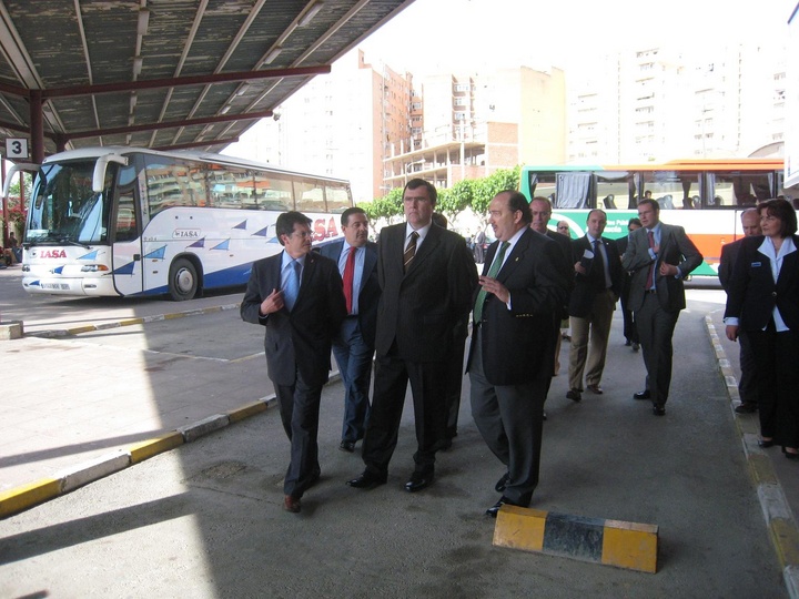 El consejero de Obras Públicas, Vivienda y Transportes, José Ballesta, y el alcalde de Lorca, Francisco Jódar, visitan la Estación de Autobuses de Lorca