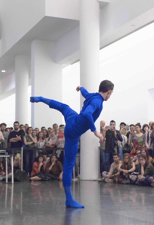 El artista, coreógrafo y bailarín contemporáneo Manuel Rodríguez, durante una actuación
