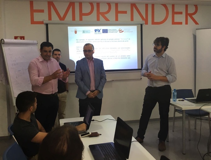 El director general del Servicio Regional de Empleo y Formación, Alejandro Zamora, junto al director del Instituto de Fomento, Joaquín Gómez, durante una visita a los alumnos de un curso 'Millennials'