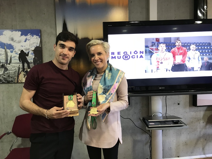 Martínez Cachá recibe a Jaime Martínez, el atleta murciano ganador de dos oros en el Campeonato de Europa de Atletismo para Sordos