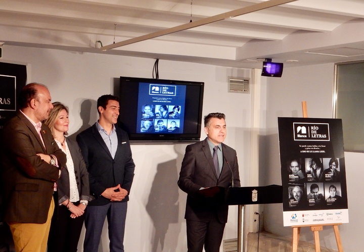 El director general de Bienes Culturales, Juan Antonio Lorca, durante la presentación del ciclo 'Río de Letras' que se celebrará durante los próximos meses en Blanca (II)