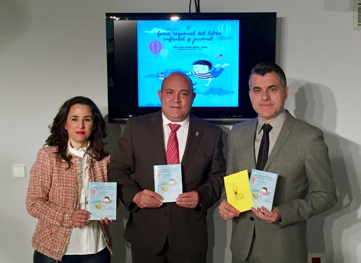 El director general de Bienes Culturales, Juan Antonio Lorca, durante la presentación de la III Feria Regional del Libro Infantil y Juvenil que se celebrará en Cieza (II)