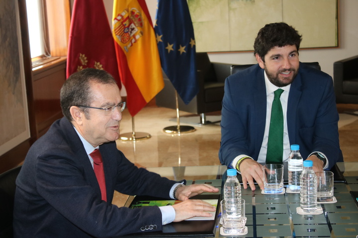 López Miras se reúne con el presidente de Agrupal, Agrupación de Empresas de Alimentación de Murcia, Alicante y Albacete (2)