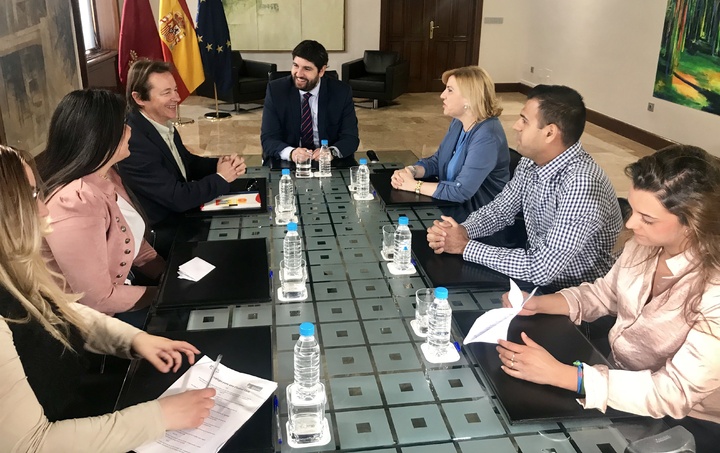 Fernando López Miras se reúne con representantes de la Fundación Secretariado Gitano (2)