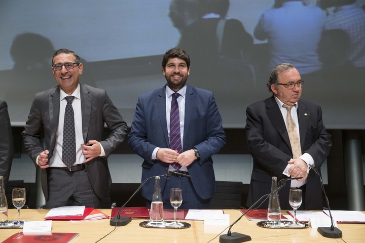 El jefe del Ejecutivo regional, Fernando López Miras, preside el acto de toma de posesión de José Luján como nuevo rector de la Universidad de Murcia (UMU) (3)