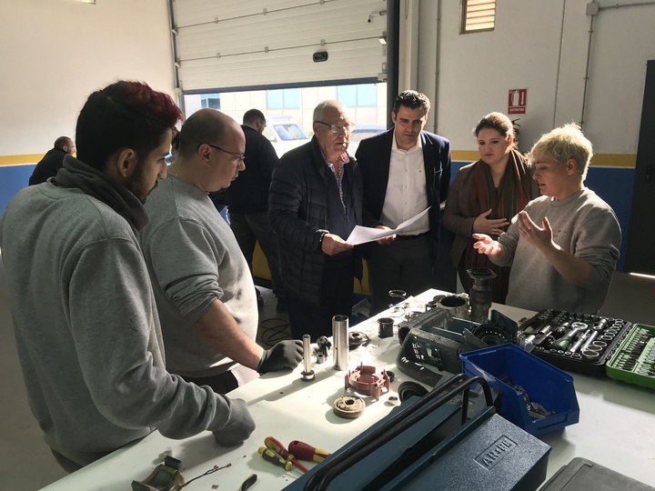 El director general del Servicio Regional de Empleo y Formación, Alejandro Zamora, durante una visita a los alumnos de un curso conducente a un certificado de profesionalidad