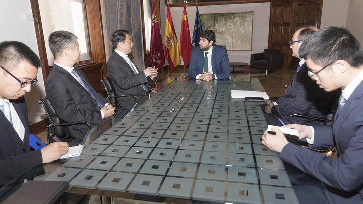 El jefe del Ejecutivo regional, Fernando López Miras, recibe al embajador de China en España, Lyu Fan (2)