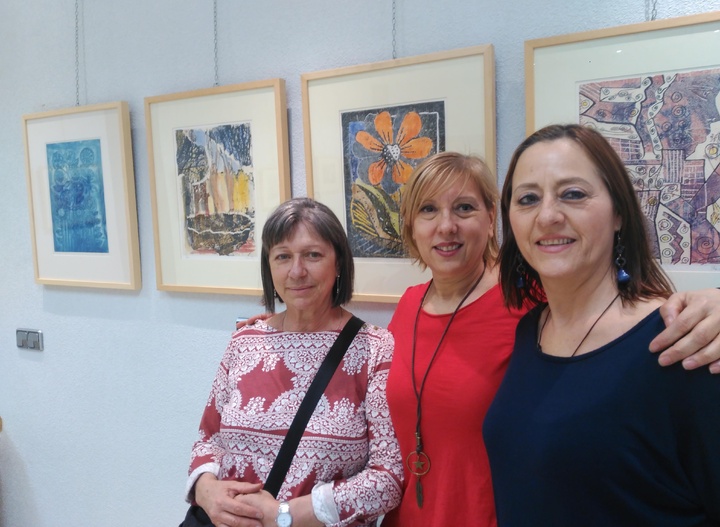 Tres de las artistas que integran la Asociación TAEP de Puente Tocinos, protagonista de la exposición 'De Oriente a Occidente'