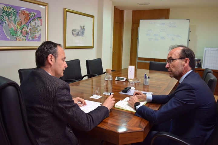 Imagen de la reunión de trabajo del consejero de Empleo, Universidades, Empresa y Medio Ambiente, Javier Celdrán, y el presidente de COFIDES, Salvador Marín