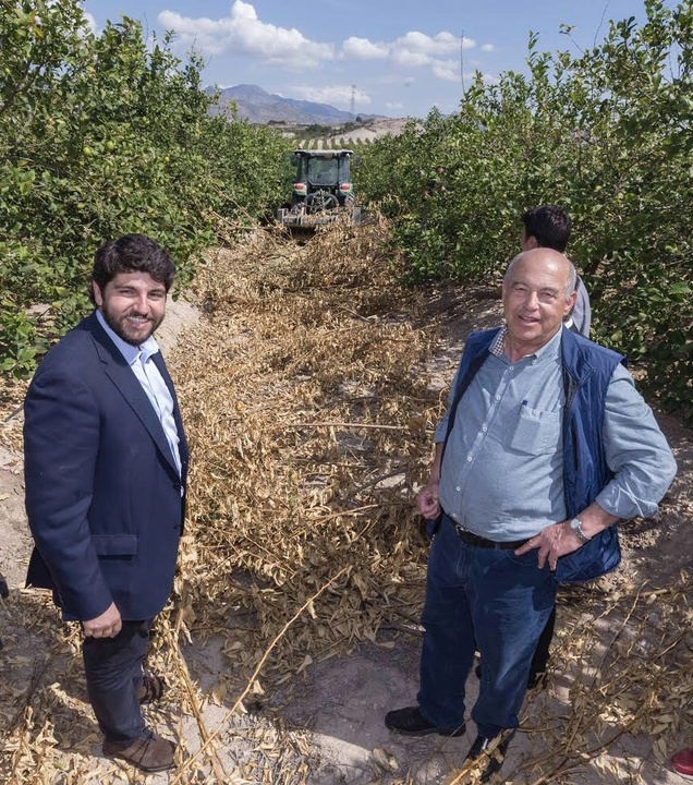 El presidente de la Comunidad, Fernando López Miras, visita la finca agrícola Casa de las Palomas (2)