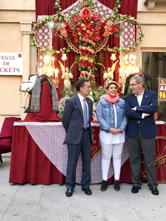 Noelia Arroyo asiste al pregón de la Cruz de Mayo California