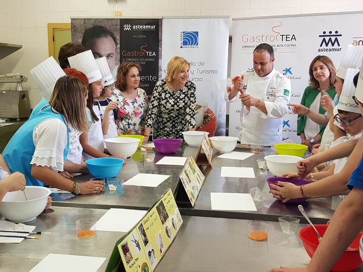 La consejera de Familia e Igualdad de Oportunidades asiste al taller de cocina que el chef Ángel León imparte a niños con Trastorno del Espectro Autista