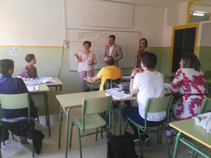 Sergio López visita el Centro de Educación de Adultos (CEA) Infante