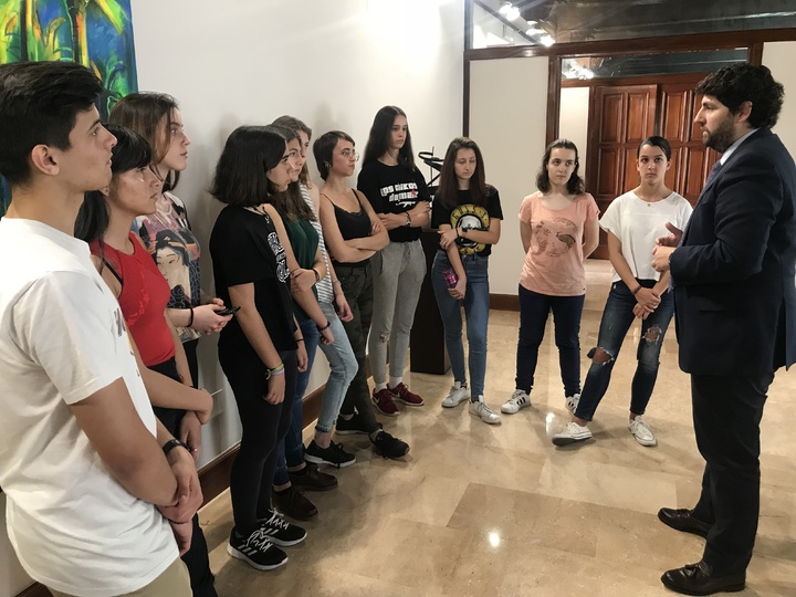 Fernando López Miras recibe en el Palacio de San Esteban a un grupo de alumnos del Instituto de Enseñanza Secundaria Licenciado Francisco Cascales, dentro de la Semana de Gobierno Abierto