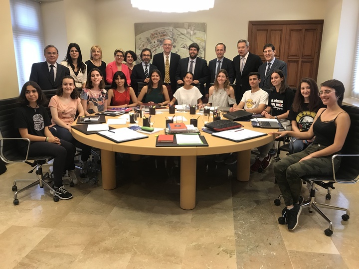 Fernando López Miras recibe en el Palacio de San Esteban a un grupo de alumnos del Instituto de Enseñanza Secundaria Licenciado Francisco Cascales, dentro de la Semana de Gobierno Abierto (3)