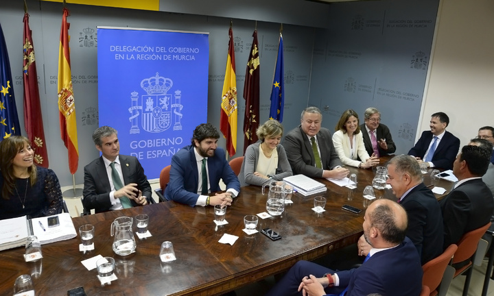 El presidente de la Comunidad, Fernando López Miras, y la ministra Isabel García Tejerina mantienen un encuentro con representantes del sector agroalimentario de la Región de Murcia (2)