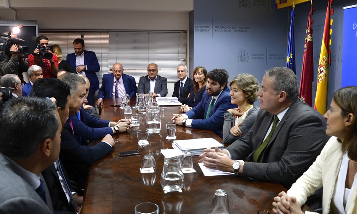El presidente de la Comunidad, Fernando López Miras, y la ministra Isabel García Tejerina mantienen un encuentro con representantes del sector agroalimentario de la Región de Murcia.