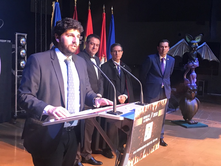 López Miras asiste a la gala de nombramiento de 'Brujo del Año 2018' con motivo de las fiestas de Alcantarilla (2)