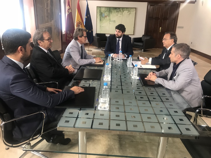 El presidente Fernando López Miras se reúne con  el decano del Colegio Oficial de Aparejadores
