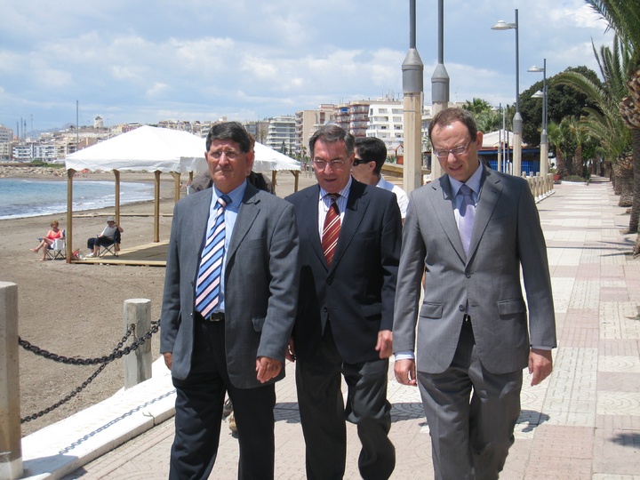 El consejero de Turismo y Consumo, José Pablo Ruiz Abellán, en su visita a Águilas