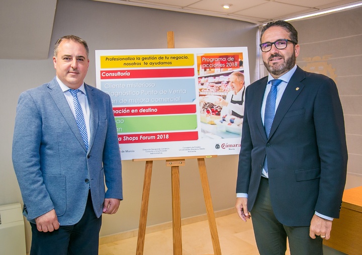 El director general de Comercio, Consumo y Simplificación Administrativa, Francisco Abril, junto al presidente de la Cámara de Comercio de Murcia, Miguel López, presentó hoy el programa de acciones de apoyo al comercio minorista (II)