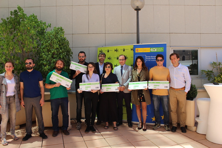 Imagen del director del Instituto de Fomento, Joaquín López, con los emprendedores beneficiarios con estancias en el extranjero del programa 'European Coworkings'