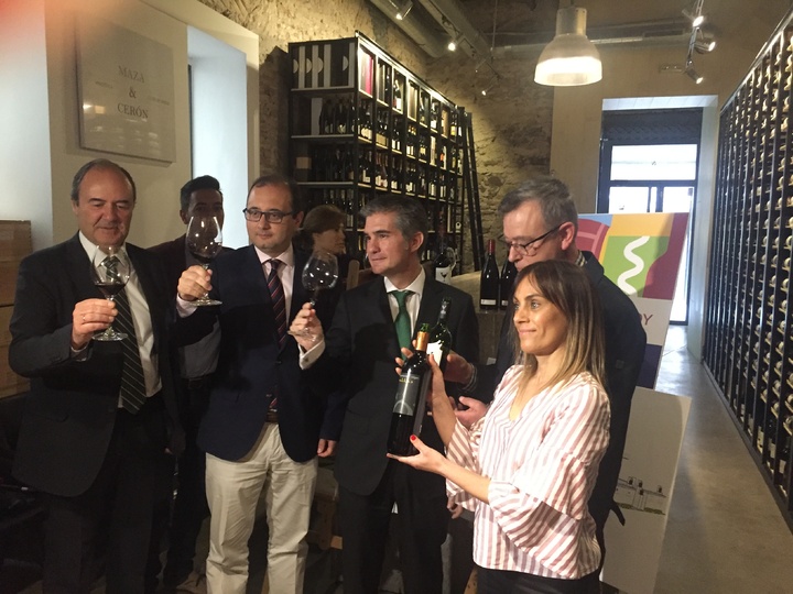 El consejero de Agua, Agricultura, Ganadería y Pesca, Miguel Ángel del Amor, presentó la participación de la Región en la feria London Wine en la Enoteca Maza y Cerón