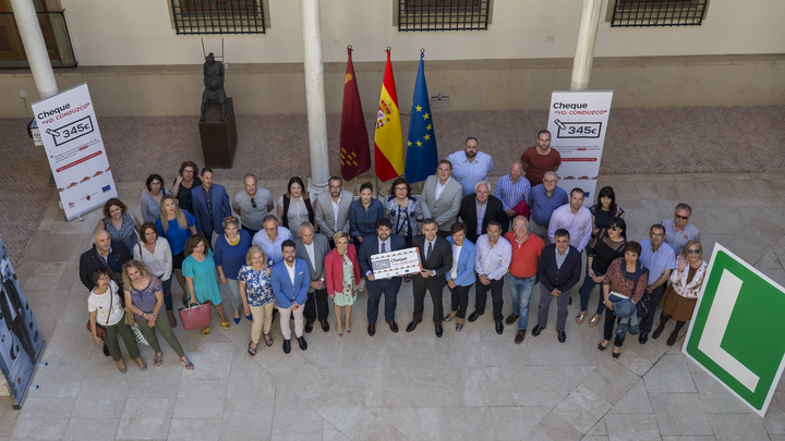 El jefe del Ejecutivo regional, Fernando López  Miras, presenta la campaña 'Yo conduzco'