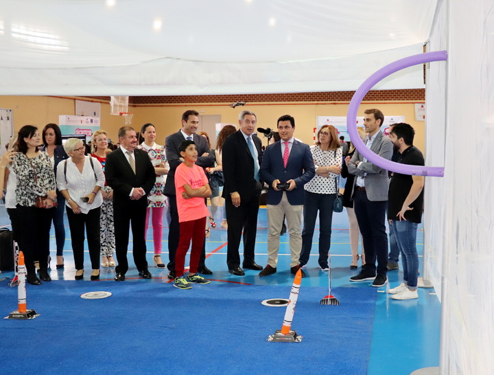 El consejero de Hacienda, Fernando de la Cierva, acompañado de los alcaldes de Abarán, José Miguel Manzanares, San Javier, José Miguel Luengo, y Totana, Andrés García, inaugura la feria tecnológica Sicarm (Sociedad de la Información Región de Murcia) 2018