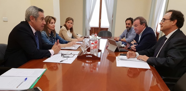 Los consejeros de Hacienda de Murcia y Valencia, Fernando de la Cierva y Vicent Soler, se reúnen en Alicante para buscar soluciones conjuntas al sistema de financiación autonómica de cara al próximo Consejo de Política Fiscal y Financiera (I)