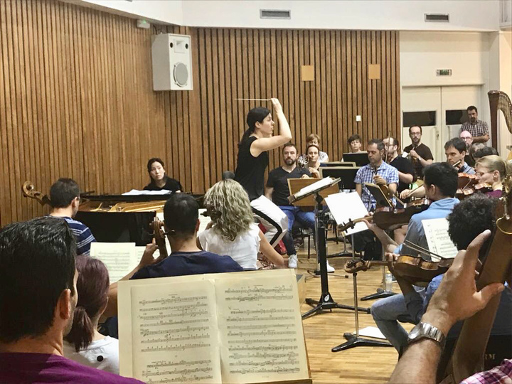 Los miembros de la OSRM y la pianista coreana Seungyoun Kim, durante un ensayo