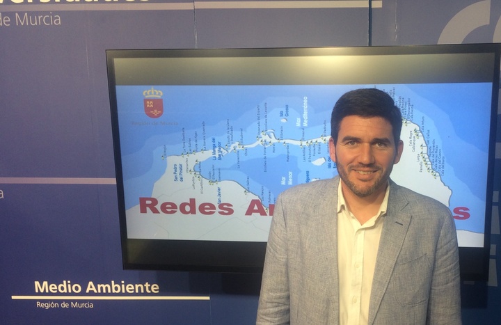 Imagen del director general de Medio Ambiente y Mar Menor, Antonio Luengo, en la presentación del dispositivo de redes antimedusa