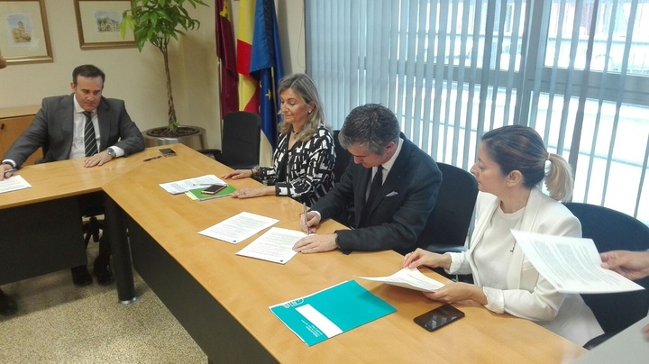 El consejero Miguel Ángel del Amor durante la firma del convenio con las entidades financieras