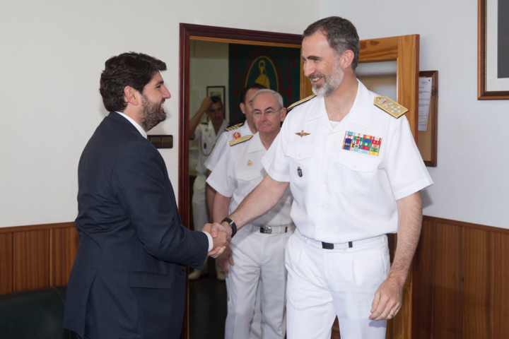 El presidente asiste a la recepción del Rey en el centro de buceo de la Armada