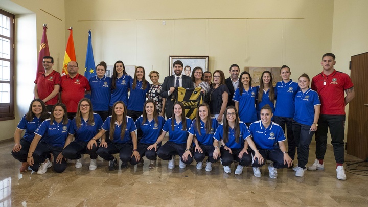 Fernando López Miras recibe al Jimbee Roldán Fondo Social Europeo tras proclamarse campeón de liga de Primera División de fútbol sala femenino