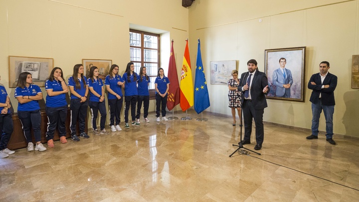 Fernando López Miras recibe al Jimbee Roldán Fondo Social Europeo tras proclamarse campeón de liga de Primera División de fútbol sala femenino  (2)