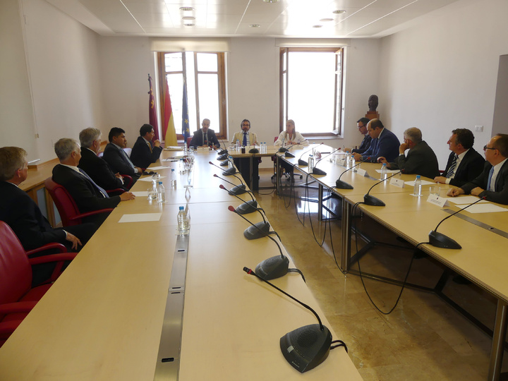 Reuniones periódicas con el cuerpo consular (1)