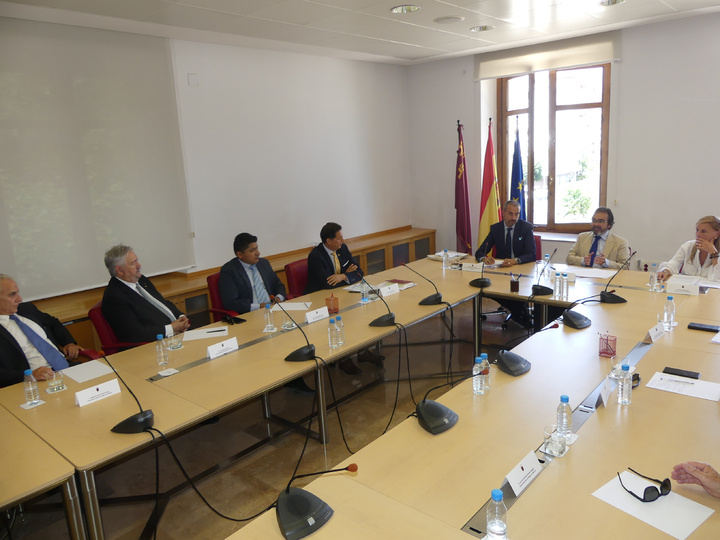 Reuniones periódicas con el cuerpo consular (2)