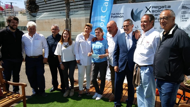 La consejera Noelia Arroyo entrega el cheque solidario de la X Regata Carburo de Plata